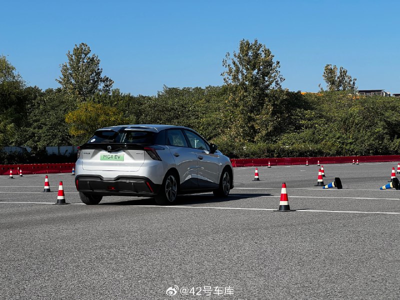 在金卡纳场地里体验了一下 MG4 EV ，顺手把摆在旁边的F20 118i也开了一圈，简单聊一下感受吧。配图