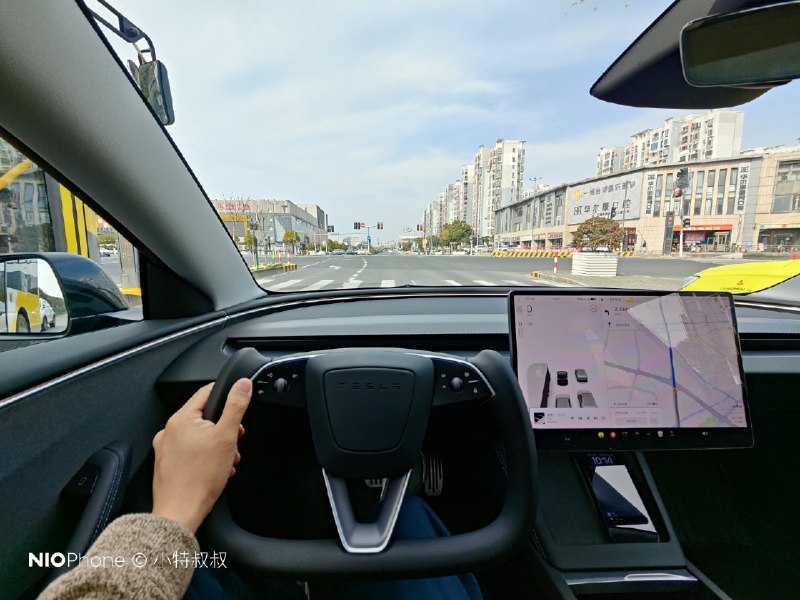 开开这台焕新款 Model 3，总会让我觉得它是台被低估的车，至少目前被很多车圈媒体人低估了。配图
