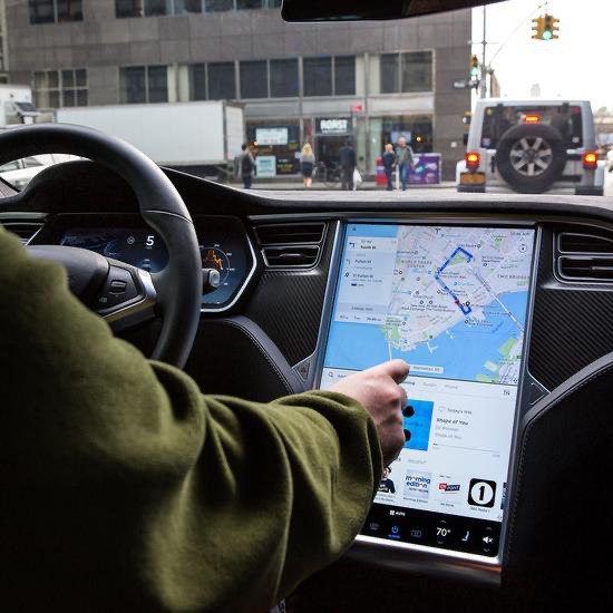 《美国启动调查特斯拉 Model S 触摸屏失灵问题》配图