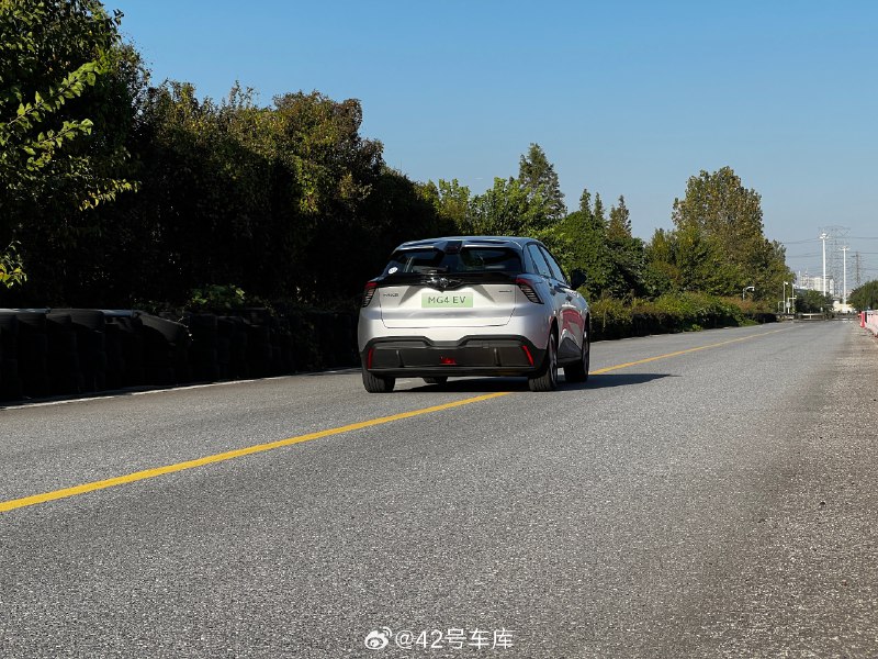 又体验了一下 MG4 EV 的绕桩和零百，挨个聊聊吧。配图