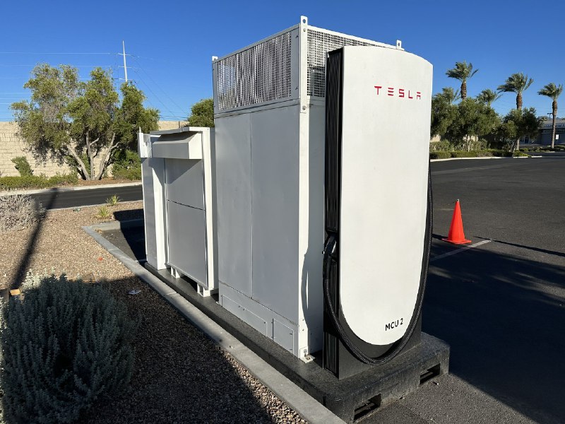 NEWS: @Tesla Semi truck charger spotted around Las Vegas.配图