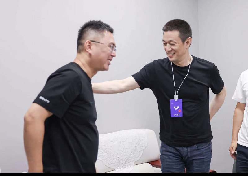 应该并不是从前的董事长说服了从前的 CTO，而是「穷」则思变。要问为什么不做增程而做换电版纯电，连极氪都要出超级混动，可能李书福自有调度安排，两条路线都试试？。配图