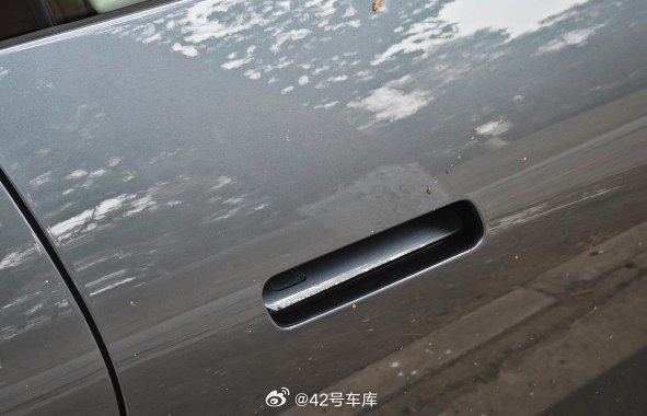 极氪 007 标配的门把手是把手伸进去然后往上触碰一下。配图