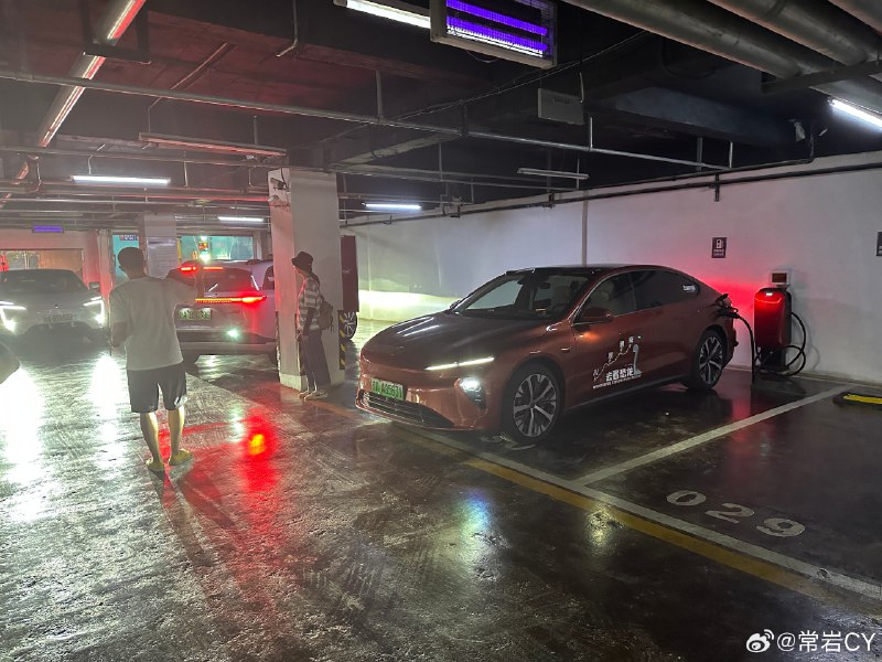这条聊聊酒店的目的地充电桩。配图