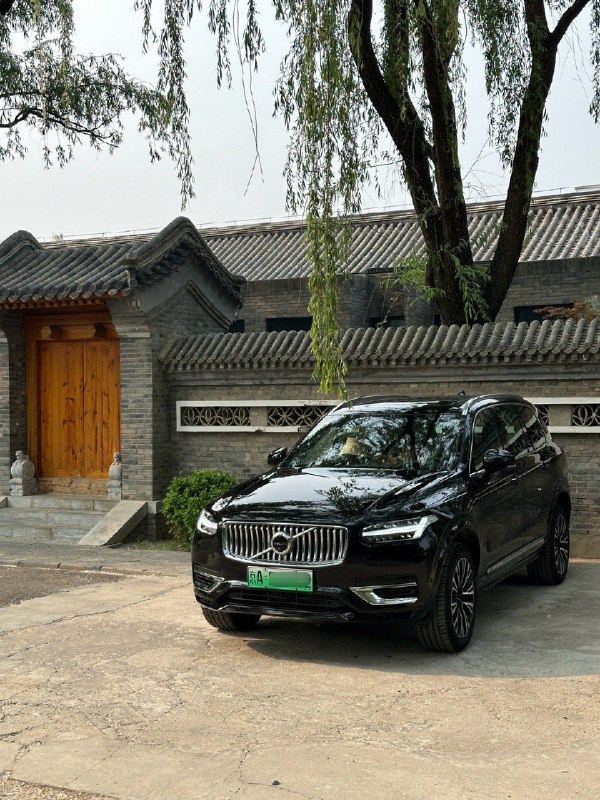 绿牌配黑色豪车还可以，前段时间看见了绿牌配白色闪灵，以及绿牌配白色飞驰，就感觉没什么气场。 #新能源汽车##42how#配图