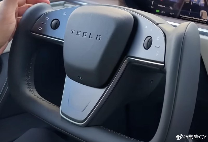 特斯拉开始为Model S/X换装新款 Yoke 方向盘:配图