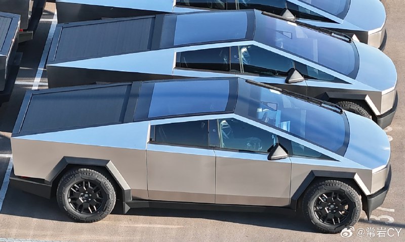 特斯拉开始大规模生产非创始人版 Cybertruck，并用一辆白色的车体进行一系列风洞实验。配图