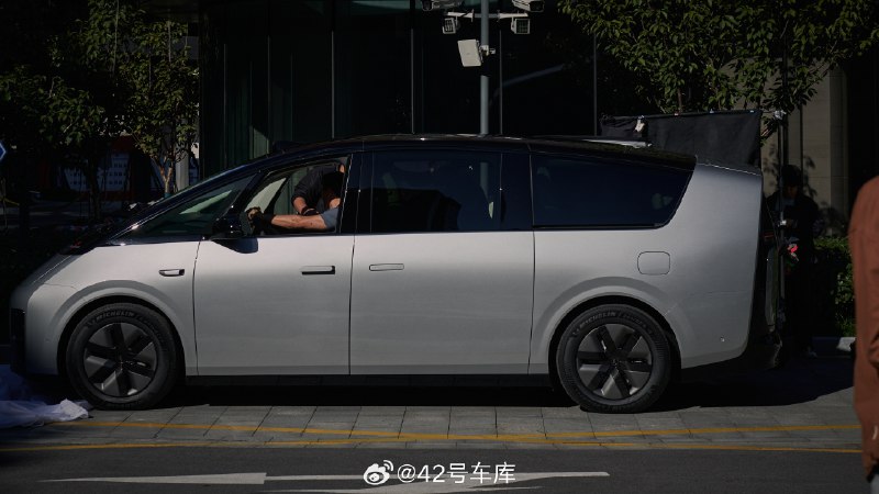 今天中午理想 MEGA 就要解禁了，我们特别邀请了很多提前看过实车的朋友进入社群和大家一起交流。配图