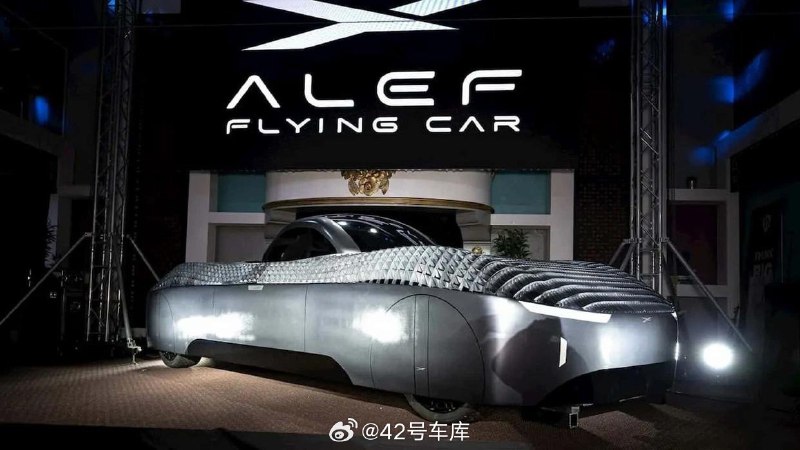 最近，Alef Aeronautics 公司的电动飞行汽车 Model A，正式在美国获得合法飞行许可。截止目前，这款能飞能跑的纯电车型订单已经达到了 2500 辆。配图
