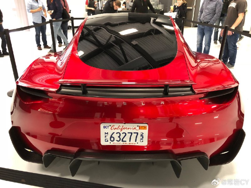 特斯拉 Roadster 2 的电动尾翼和后备箱设计。配图
