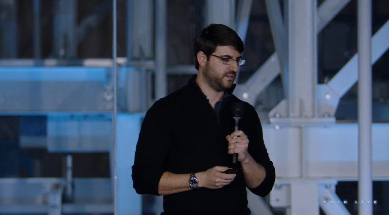对今年的 Investor Day 印象深刻，Zach 虽然年轻，但给我的感觉是特斯拉唯二能 hold 住全场的人。一龙由他横，Zach 拂山岗。属于那种气质很稳，他说话你会注意听的高管。特斯拉高管突然离职，甚至算是个「传统」了，但 Zach 离开还是让我有点担心 TSLA。配图