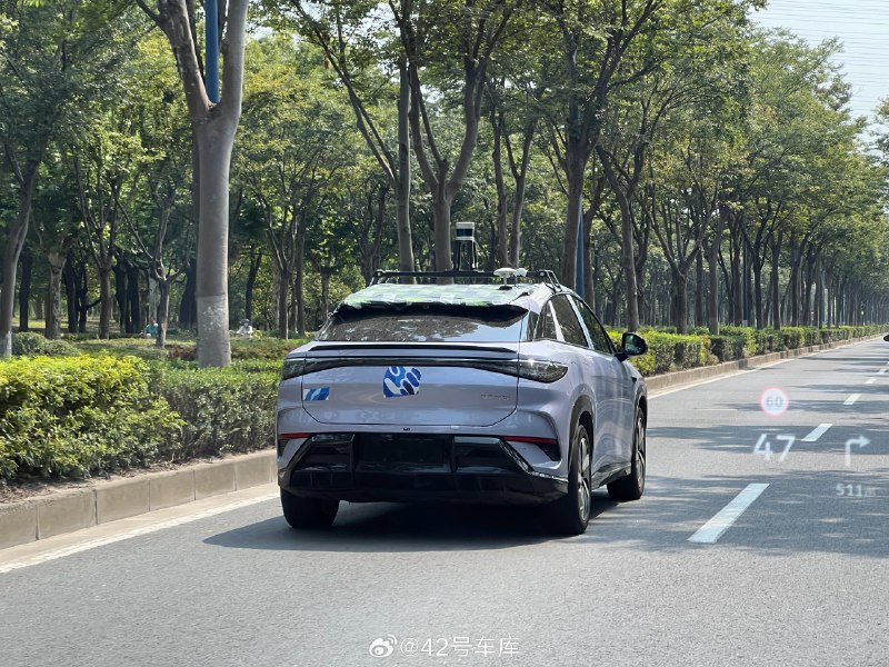 偶遇比亚迪海狮 07 EV 试验车，头上顶了个机械激光雷达，应该是做数据验证用的。今年比亚迪也要在智驾上发力了，最近已经爆出了头顶激光雷达的新汉，不知道实际表现能做到啥水平🤔配图