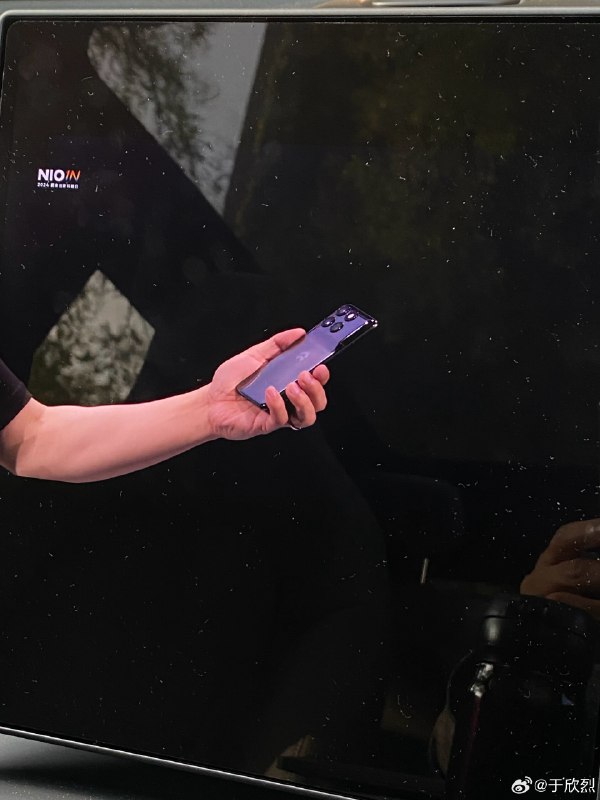 斌哥掏出全新 NIO Phone EP Edition，怒吼一声：摔吗？配图