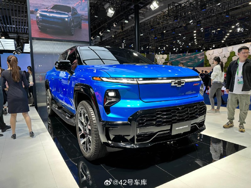 进博会现场：雪佛兰 SILVERADO EV 索罗德全尺寸纯电皮卡 RST 版。配图