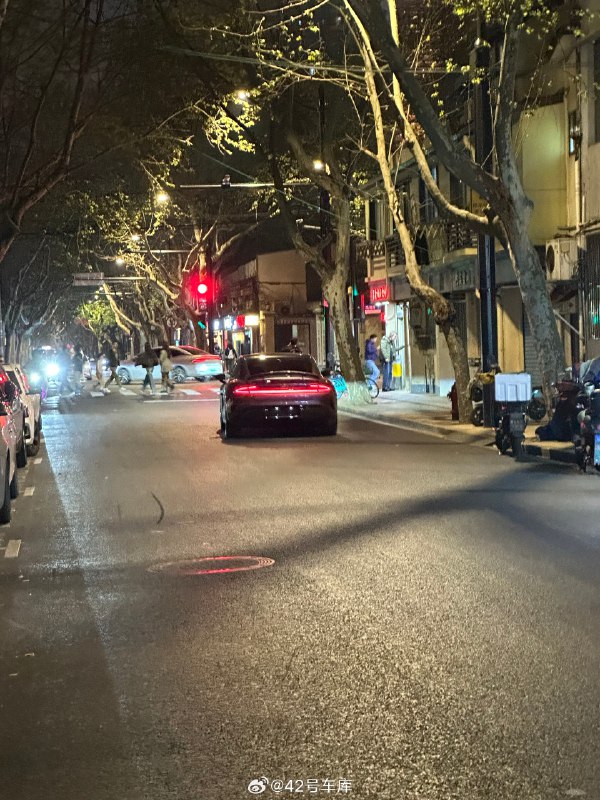 昨晚在路上看到一辆还没上牌的霞光紫小米 SU7。配图