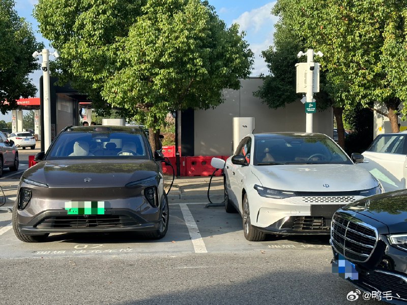 好巧啊。哈哈//@LZ_CHN:我的车…我提车早就开始换电了…只是看到了理想的桩，桩上写着2C，而且也不赶时间，想体验一下高速充电……而已配图
