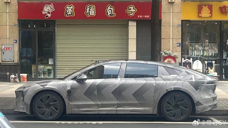 最近蔚来 ET9 的谍照又多了起来。配图
