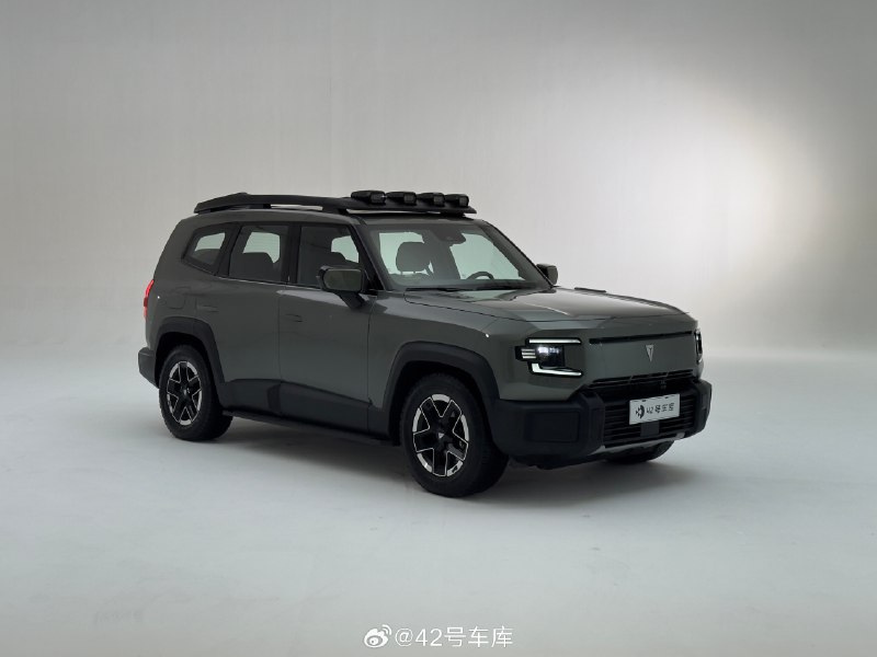 来一组深蓝 G318 的实拍图，最喜欢的还是车顶灯。这个配置原厂车里很少见，后改也不一定合规，如果喜欢这个外观是值得无脑冲一波的。配图