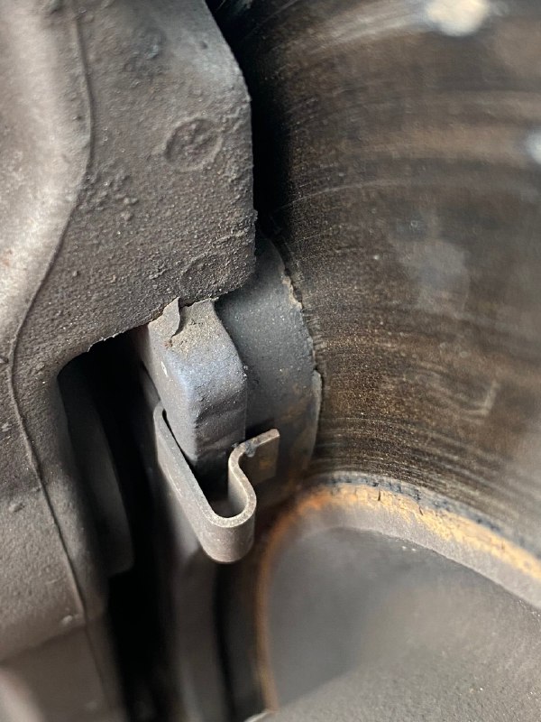 看到个小米SU7因为刹车热衰减冲出去赛道的帖子，想给大家看个21万KM的特斯拉刹车片。配图