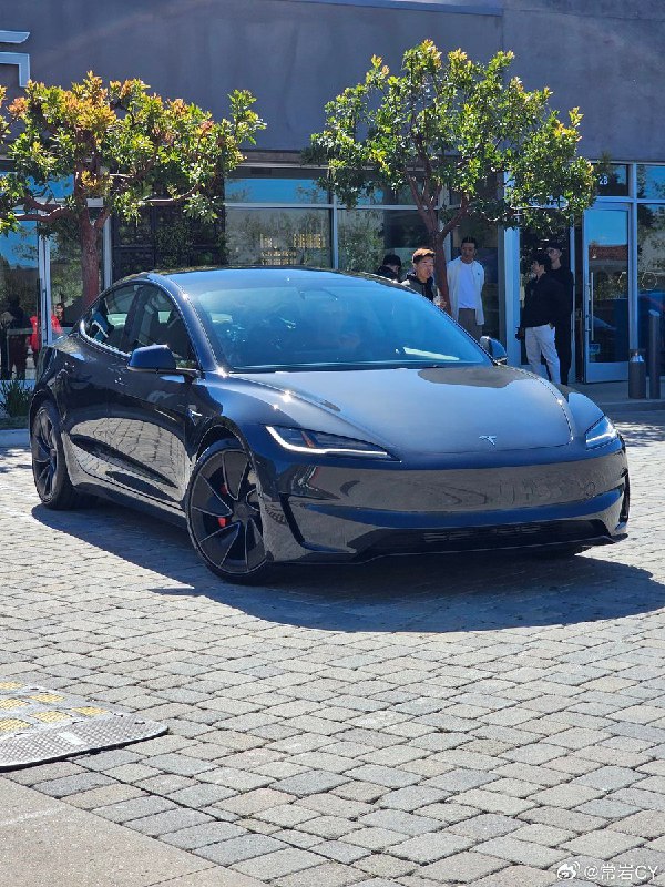 特斯拉升级版 Model 3 Performance / Ludicrous 的新照片汇总。配图