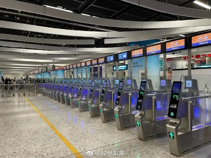 据了解，香港特区政府正推进提升口岸通关能力，计划实施「粤车南下」政策，允许内地车辆开至香港机场停泊。配图