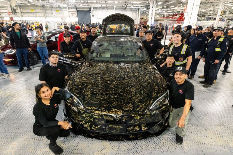 最后一辆 Model S 和 Model X 在弗里蒙特工厂下线配图