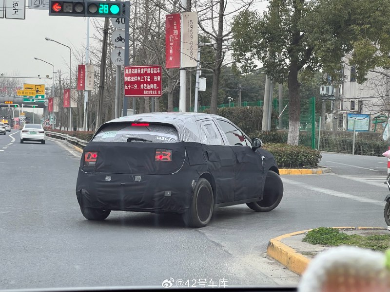 偶遇蔚来第三品牌萤火虫的试验车，最近在安亭看到的频率越来越高了。整体轮廓比较圆润，前脸大灯也是圆圆的风格，有点可爱路线的样子🤔配图