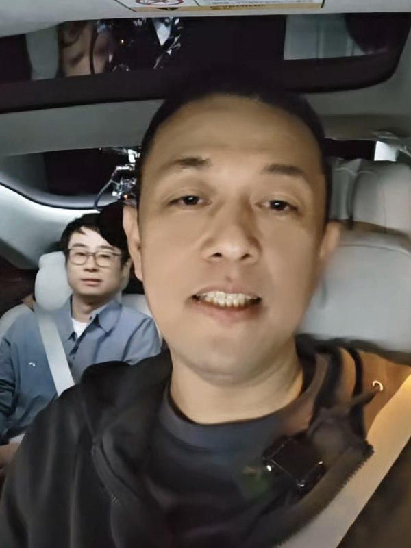 直播正在通过环岛，李斌评价：整体表现差点意思，过得磕磕绊绊的，但还好过来了。配图