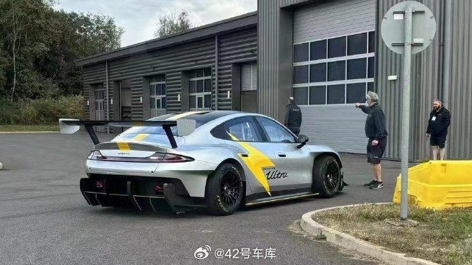 有网友拍到了小米 SU7 Ultra 的原型车。配图