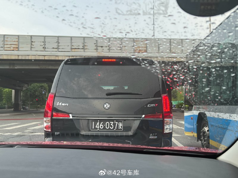 你见过哪些奇怪的使馆车配图