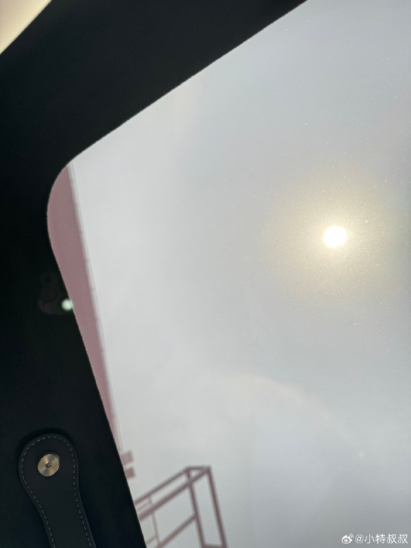 SU7这个玻璃确实隔热性能高，但不上遮阳帘就跟特斯拉一样，很烤头。配图