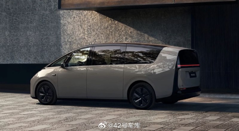 理想曝光了两种全新漆面的 MEGA 照片：配图