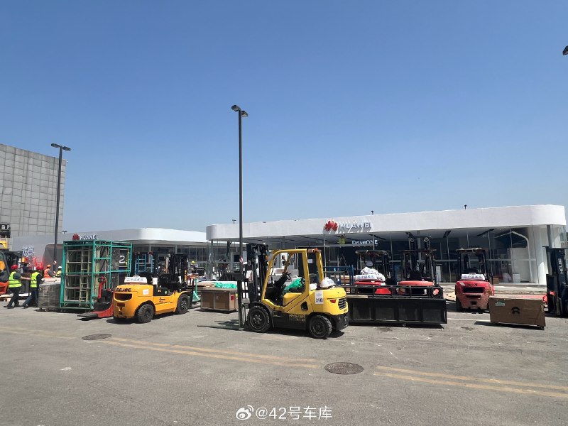 华为这次北京车展阵仗有点大，虽然在外面，但是搭了两个巨大的展台，左边这个还挂上了“乾崑”，看着应该是独属的。配图