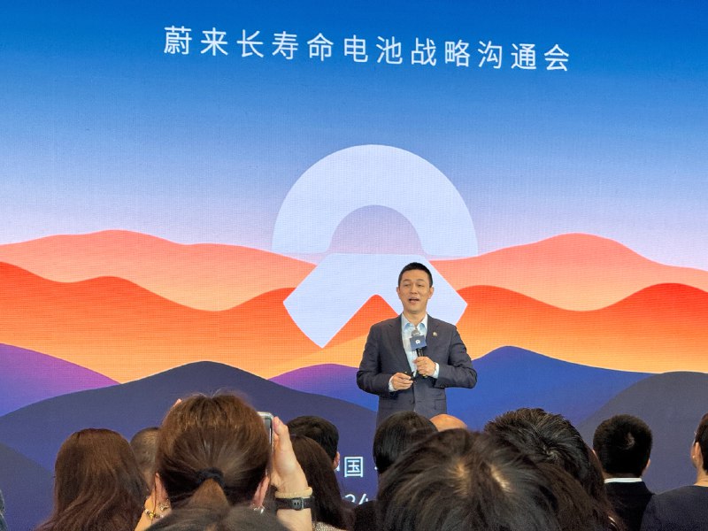 昨天在蔚来长寿命电池战略沟通会的间隙，有个媒体人找马麟聊天说道，你们内部有没有反思下要不要做增程？你看以前的蔚小理，现在理想……配图