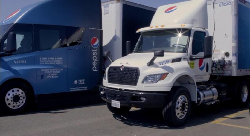 NEWS: Pepsi shows off their 21 @Tesla Semis.配图