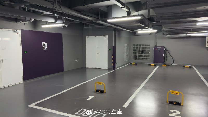 在上海某地库发现了尊贵的劳斯莱斯专用充电桩，现在应该也能说是闪灵的专用充电桩吧。配图