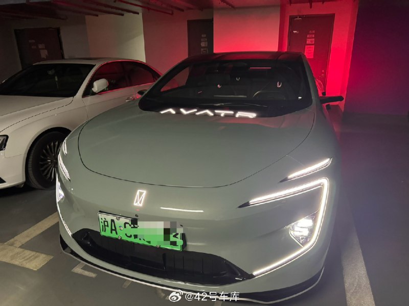 阿维塔 12 的仪式感：上车时显示 AVATR 的字样，锁车离开时显示 GOODBYE。配图