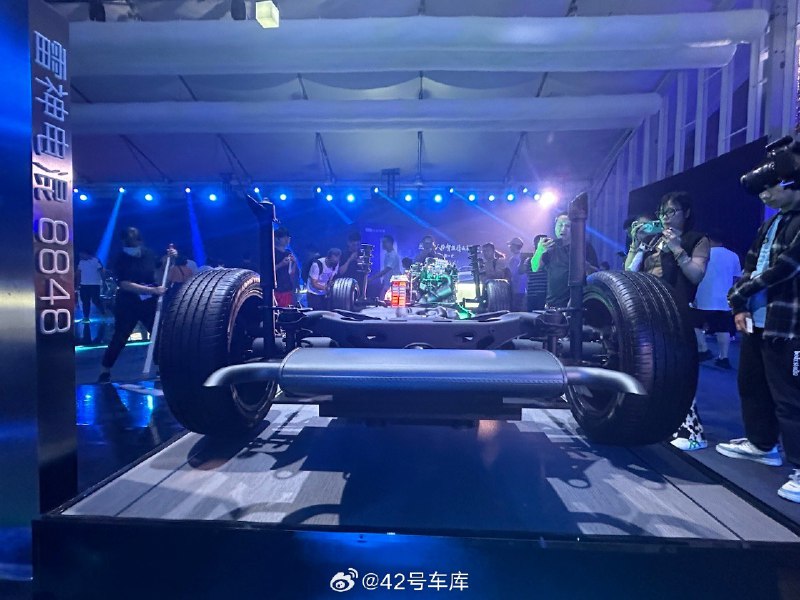 现场展示的雷神电混 8848。配图