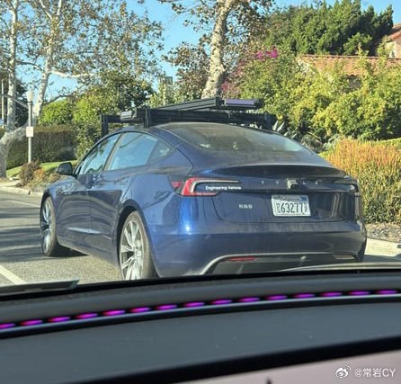 特斯拉的 Robotaxi 测试车在最近更改了配置，在前保险杠上增加了摄像头，并安装了更多的激光雷达用于校准。配图
