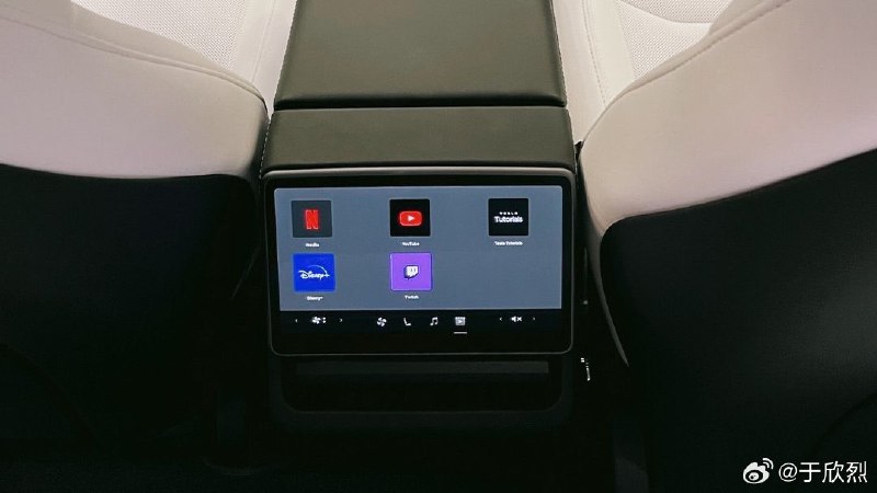 BREAKING: Model 3 也有后排大彩电了。🙃配图