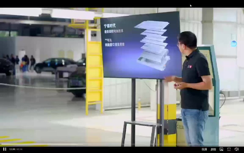 在刚刚的阿维塔昆仑增程的直播里，画面左侧一辆敞篷车缓缓驶过…难道是传说中的阿维塔 12 敞篷版？？配图