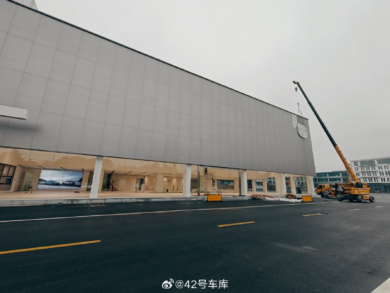 松江的小米汽车门店看起来马上就要装修完成了，整个展厅的布置看起来除了会摆放展车之外，小米之家的手机 + 智能家居等小米生态产品也会入驻。配图