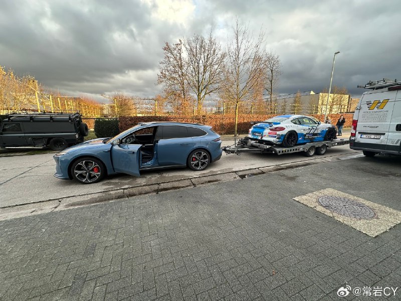 Cybertruck拖完保时捷之后，有欧洲网友发现蔚来ET5t也在拖保时捷了，不会又有新片子出现吧[doge]配图