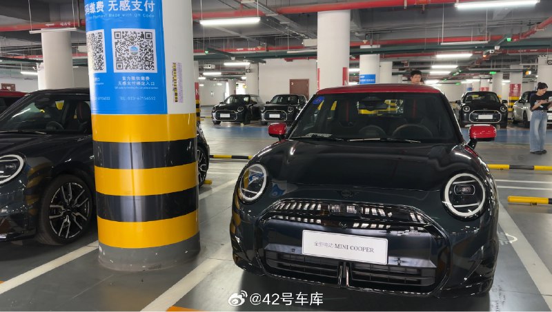 来重庆试驾 MINI ACEMAN，试驾车还没开上，先开上 MINI 准备的接机车——全新电动 MINI COOPER 赛车手版。配图