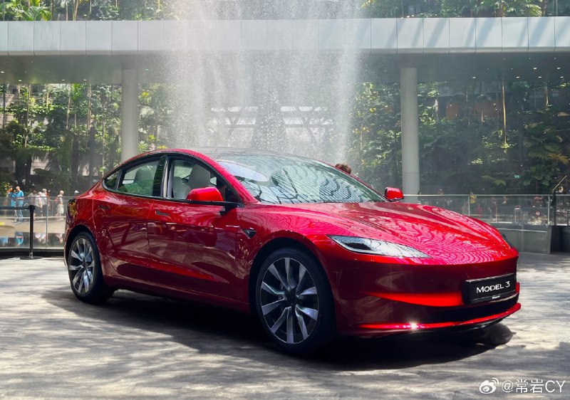 美国有人拆解比对了两代Model 3的悬架。配图