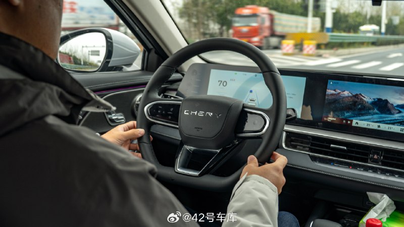 奇瑞风云 A8 的辅助驾驶开启方式很有意思，刚上车进国道了之后，就像开辅助驾驶了，结果一按方向盘左侧中间的按钮，咦，怎么只有巡航没有车道保持，然后又尝试着按了两次，还是不行，最后咨询工作人员，才知道是长按开启...配图