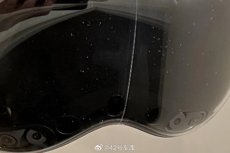 最近一段时间很多用户反映 Vision Pro 前玻璃盖板会在没有受到外力撞击的情况下自然发生开裂的情况，而 VP 的前玻璃盖板的官方维修价格是 799 刀配图