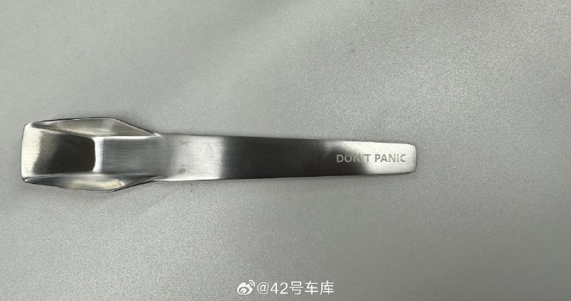 特斯拉和麦当劳联名的「满电赛博勺」到编辑部了🐱配图
