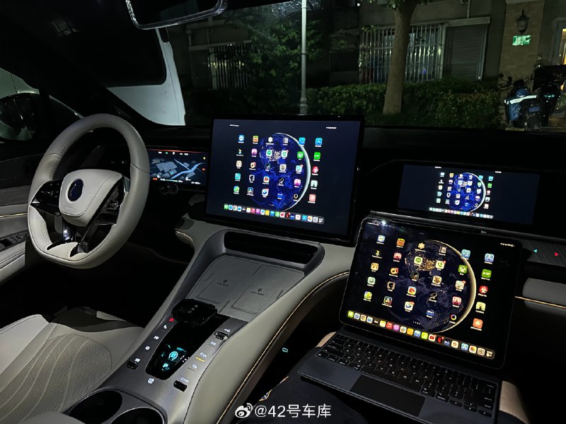 昨晚坐在腾势 N7 的副驾座位上，探索出了好几个全新玩法。配图