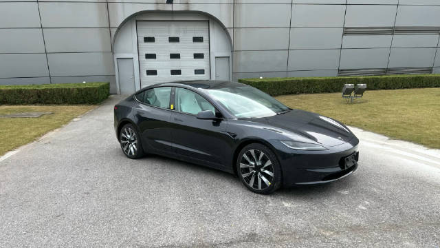今天中午去快速试驾了一下新款 Model 3配图